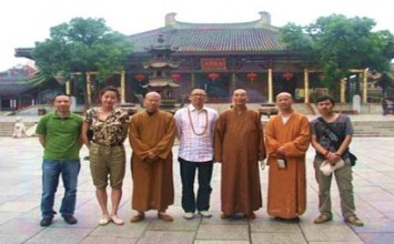 Anh làm giám đốc Sohu, em làm pháp sư Phật giáo